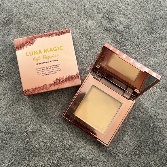 Makeup Bundle - Picture 2 of 4